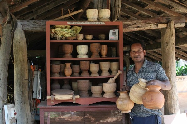 काठका भाँडाकुँडाबाट आत्मनिर्भर