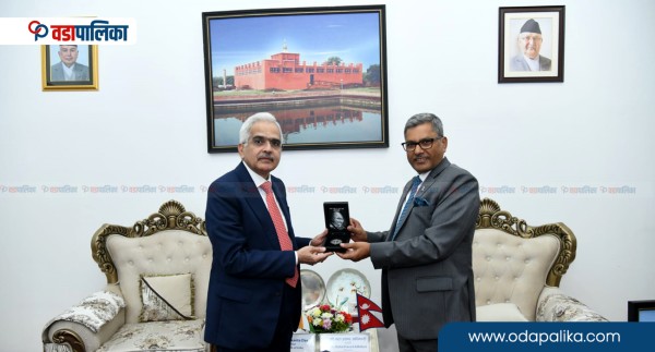 गभर्नर अधिकारीले कुटनीतिक आचारसंहिता उल्लंघन गरेको भन्दै प्रधानमन्त्रीसहित ११ निकायमा उजुरी