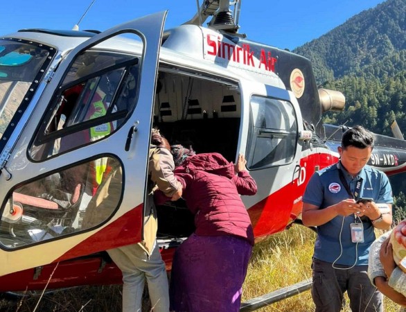 उत्तरी गोरखाबाट सुत्केरी र शिशुको हेलिकप्टरबाट उद्धार