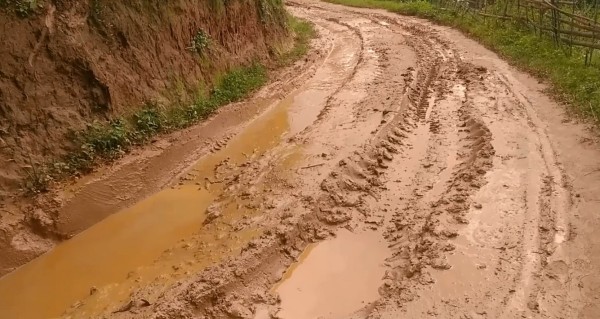 निरन्तरको वर्षाले भोजपुरका ग्रामीण सडक अवरुद्ध