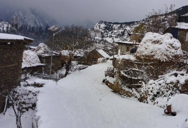 मुस्ताङमा हिमपातपछि निरन्तर वर्षा, जनजिवन प्रभावित