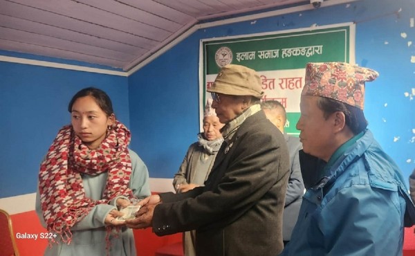 गृह जिल्लाका बाढी पहिरोपीडितका लागि इलाम समाज हङकङद्वारा १० लाख बढी सहयोग