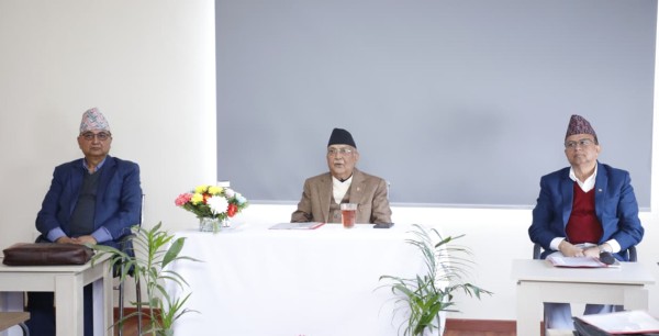 केपी ओलीसँग एमालेको अध्यक्षमा भिड्ने ईश्वर पोखरेलको घोषणा