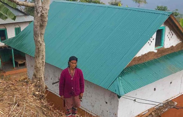 भोजपुरको पौवादुङमा गाउँपालिकाका ५२५ परिवारले पाए जस्तापाताको छानो