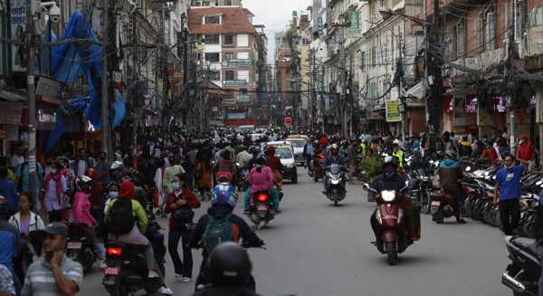 काठमाडौँका बजारमा तिहारको किनमेल गर्नेको घुइँचो