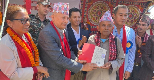 काभ्रेका भुम्लु गाउँपालिकाको दुई वडाबासीले ५० वर्षपछि आफ्नै जग्गाको लालपूर्जा