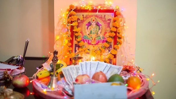 धनधान्यकी देवी लक्ष्मी पूजा गरिँदै, कुकुर तिहार पनि आजै