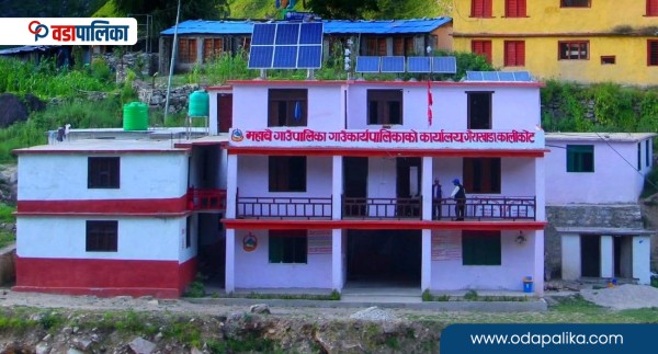 विद्यार्थीलाई करेसाबारी सम्बन्धी सीप सिकाइँदै महावै गाउँपालिका