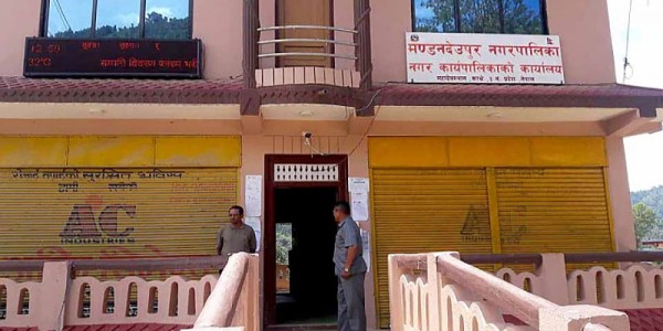 संविधानसभा सदस्य सापकोटाको निधनमा मण्डनदेउपुर नगरपालिकाले दियो शोक विदा