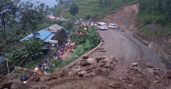 हलेसी-जयराम सडक ११ घण्टापछि खुल्यो