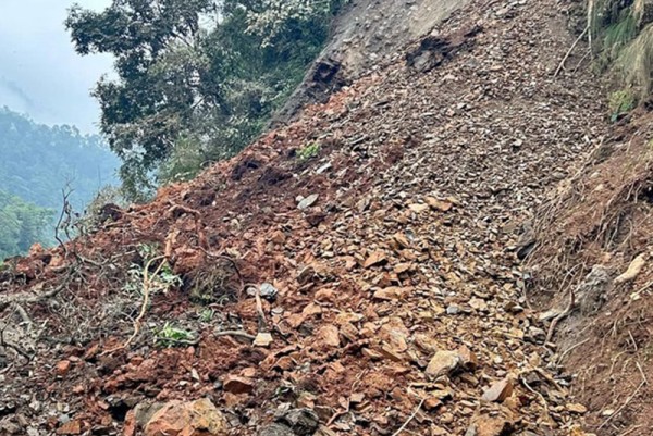 गजुरीमा सुक्खा पहिरो खस्दा राजमार्ग अवरुद्ध