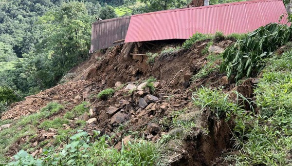 पर्वतको फलेवास नगरपालिका–८ ठानामौला खाल्टेमा पहिरो, ६ घर पूर्णरुपमा ध्वस्त