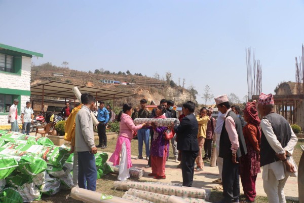 गाउँमा अनुदानको बहारः पौवादुङमाले कृषि सामग्री बाँढ्दा मौवाखोला गाउँपालिकाले दियो सोलार