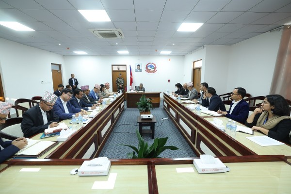 प्रधानमन्त्री कार्कीसँग निर्वाचन आयोगका पदाधिकारीको छलफल