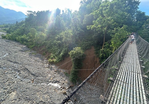 बाढीले धरान उपमहानगरपालिको यायोखा र किरात बस्ती जोड्ने पुल क्षतिग्रस्त