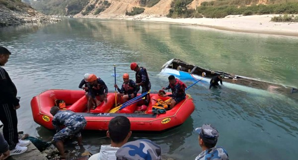 रामेछापमा दुर्घटना भएको बसका ६ यात्रुको निधन