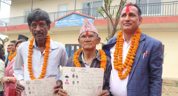 जब रत्ननगरका भूमिहीनको हातमा लालपूर्जा थमाइयो…  