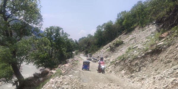 लिखु तामाकोशीको हलेदेमा सडक भासियो, काठमाडौँ–मन्थली सडक अवरुद्ध