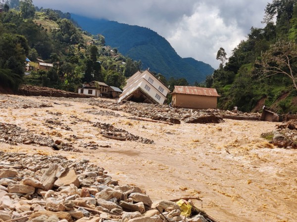 बाढी पहिरोमा अलपत्र यात्रुको उद्धारमा जुट्यो  काठमाडौँ महानगर 