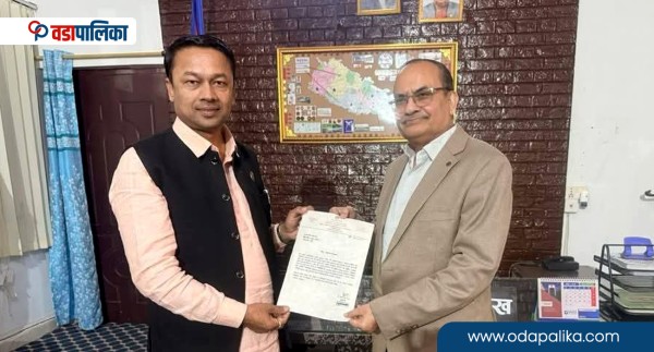 सरोज यादवको विर्सनयोग्य अनुभवः मध्यरातमा होटलमा मुख्यमन्त्री, विपक्षीको मुखै नदेखी राजीनामा