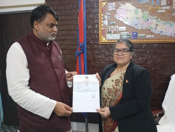 प्रदेश प्रमुखसमक्ष मुख्यमन्त्री सोनलले बुझाए राजीनामा 