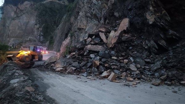 छबिसपाथीभेरा गाउँपालिकास्थित जयपृथ्वी राजमार्गमा पहिरो, सवारी आउजाउ ठप्प