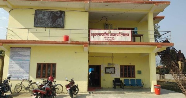 शुक्लाफाँटा नगरपालिकाका अति विपन्नका घरमा जस्ताको छानो, नगरपालिकाले यसरी गर्दैछ काम 