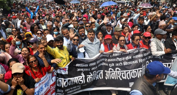 तलव दिन्न भन्ने गाउँपालिका अध्यक्षको प्रश्नः आन्दोलनमा पनि नजाने स्कुल पनि नजाने शिक्षकलाई किन तलव दिनू ? 