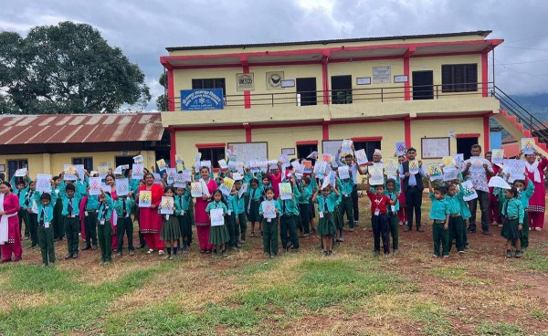 विद्यार्थीले तयार पारेका नागको चित्र टाँस्दै मटेरीवासी