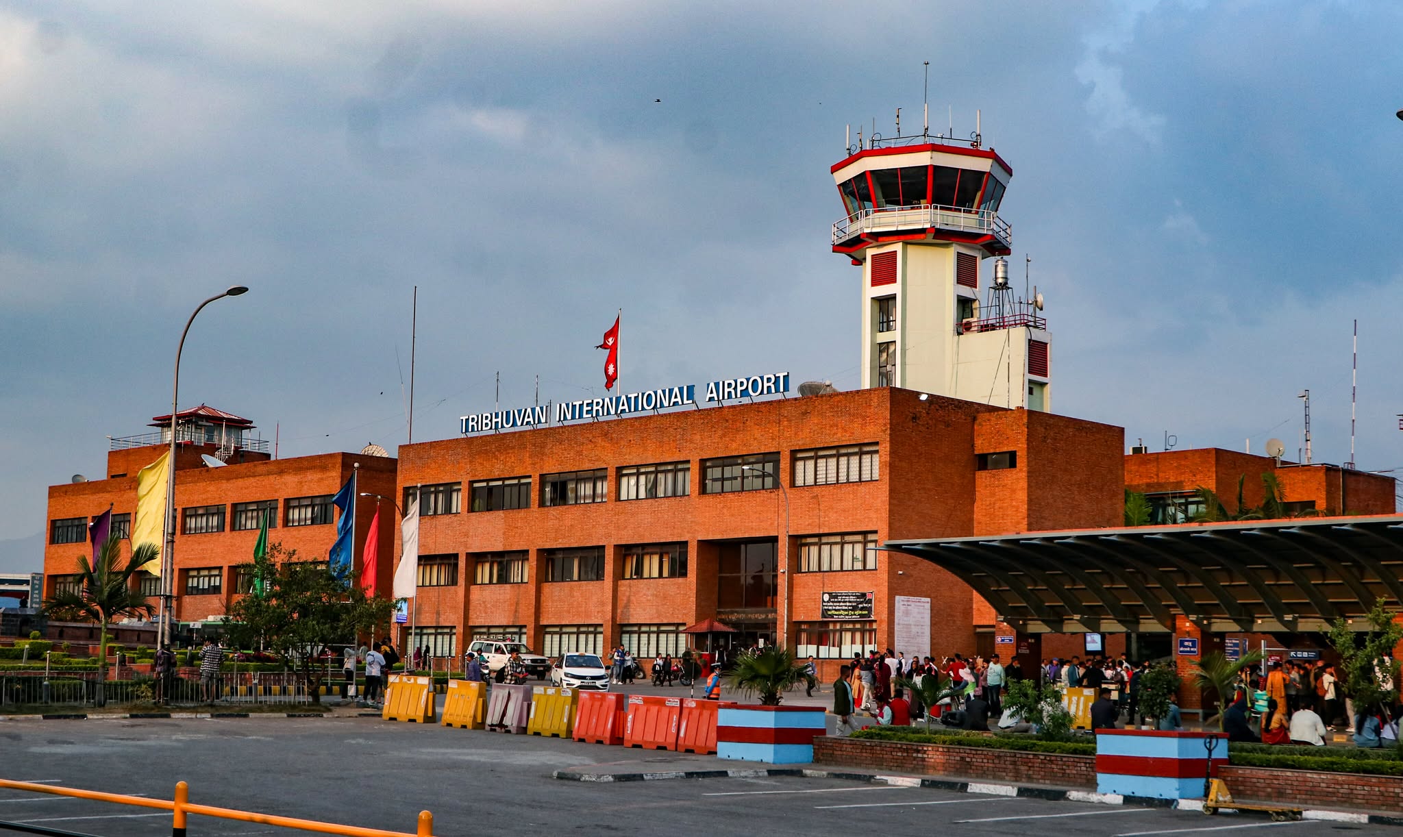 त्रिभुवन विमानस्थलमा जहाज उडान र अवतरण रोकियो