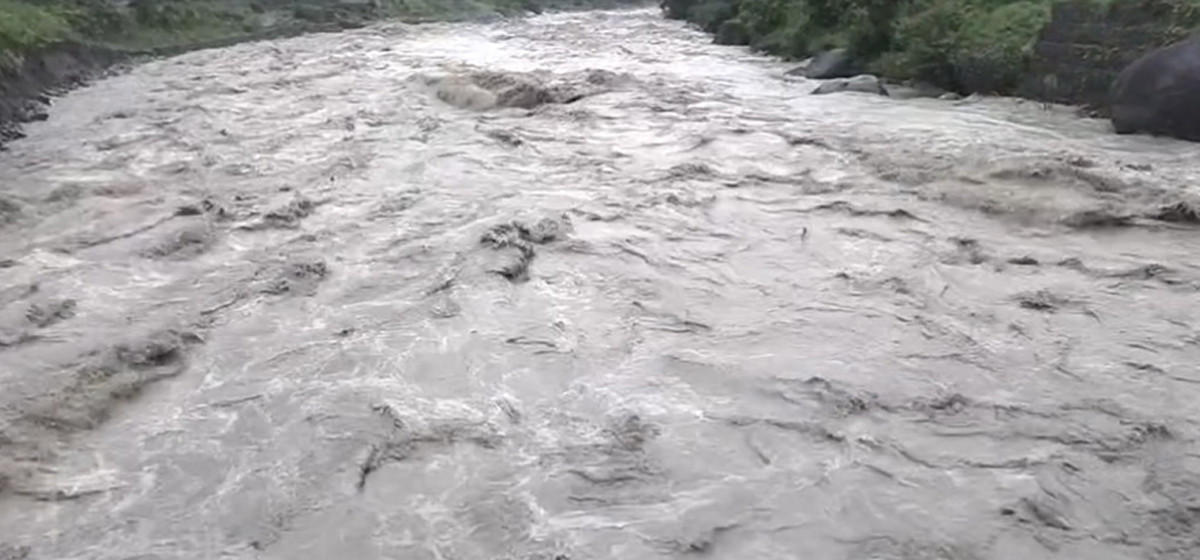 राति ३ बजेदेखि एक्कासी बढेको भोटेकोशीमा बहाब क्रमशः घट्दै