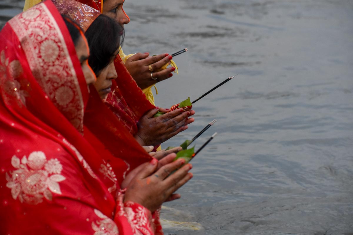 मिथिलामा आज अस्ताउँदो सूर्यलाई अर्घ दिँदै चैती छठ पर्व मनाइँदै