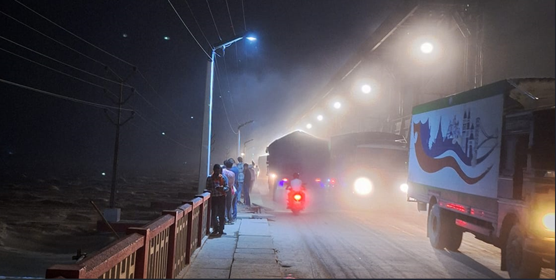 सप्तकोसीमा पानीको बहाव बढेपछि ३५ ढोका खोलियो