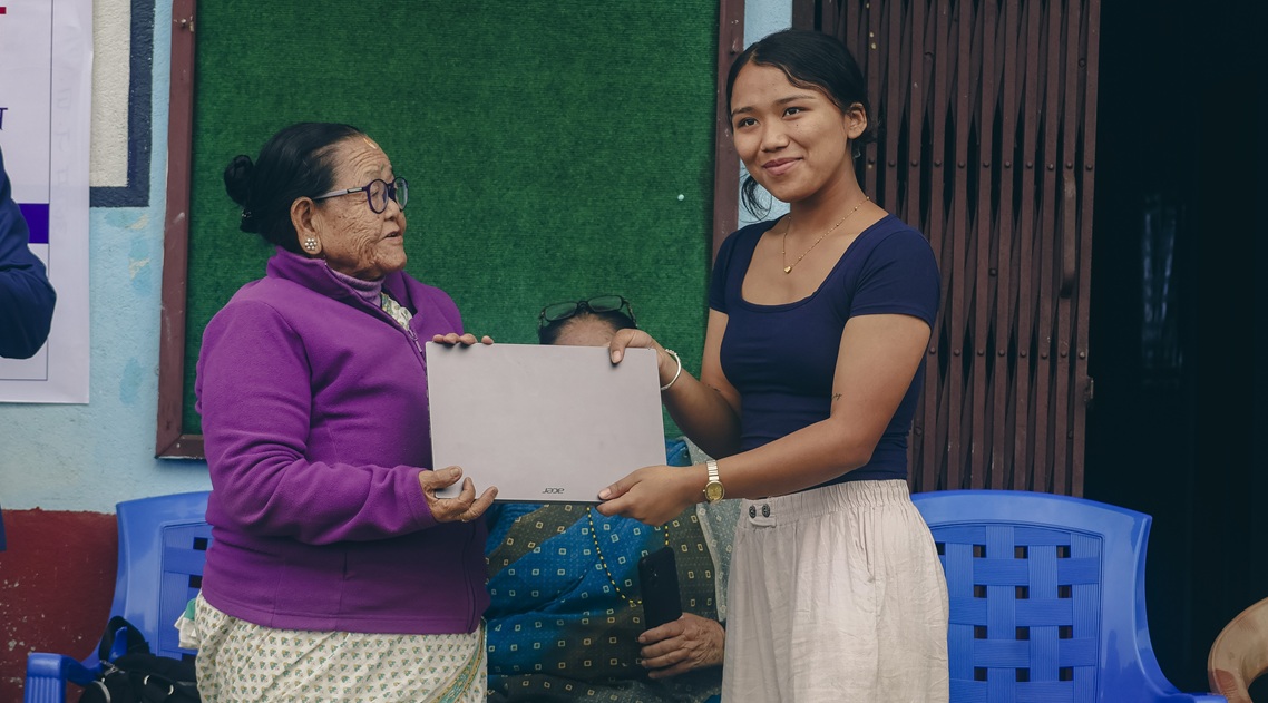 युवालाई स्वरोजगार बनाउन इलाम नगरपालिकाले २० उद्यमीलाई दियो ल्यापटप