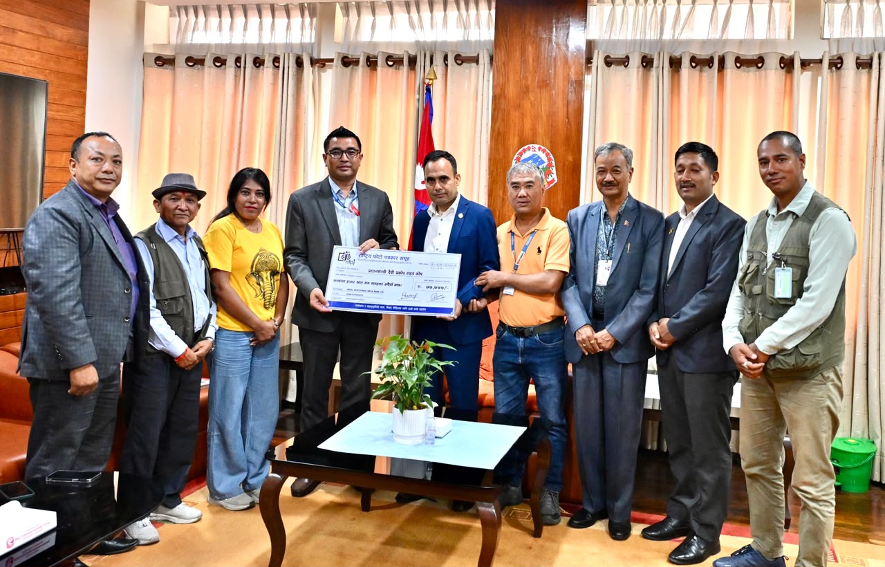 एनएफपिजे नेपालद्वारा प्रधानमन्त्री दैवी प्रकोप राहत कोषमा ७७ हजार ७७७ रुपैयाँ सहयोग