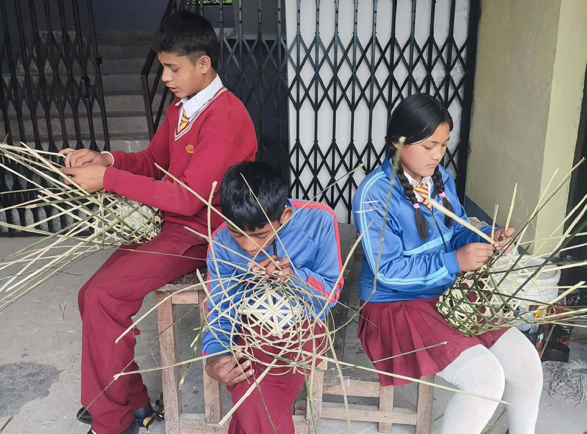 विद्यार्थीलाई चोयाको सामग्री बनाउन सिकाउँदै विद्यालय