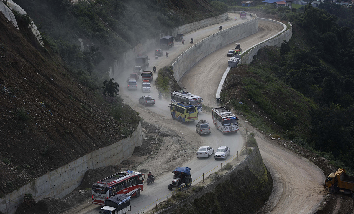 निर्वाचनअगावै राष्ट्रिय राजमार्गको खाल्डाखुल्डी मर्मत गर्न माग
