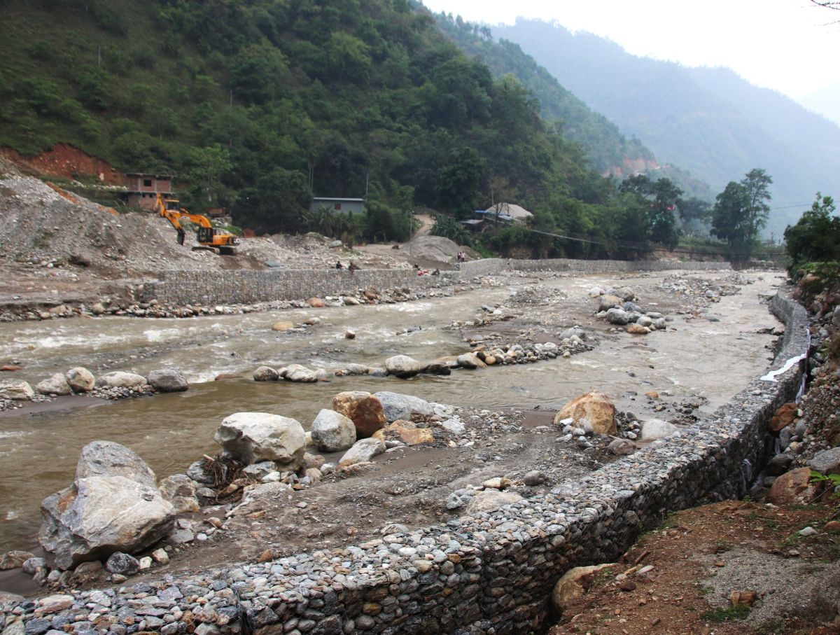बस्ती जोगाउन फिदिम र हिलिहाङको सीमामा रहेको हेवा खोलामा तटबन्ध निर्माण