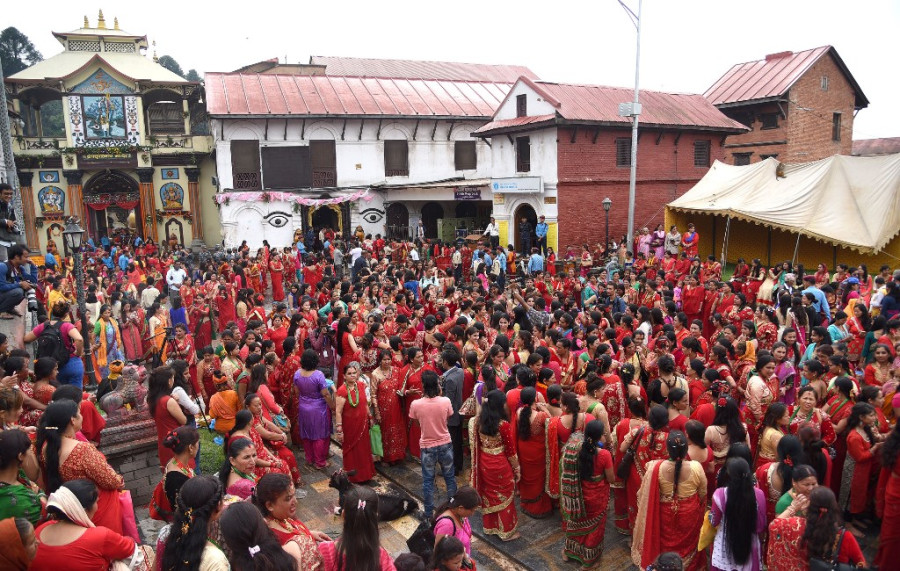आज हिन्दू नेपाली महिलाहरुको पर्व हरितालिका तीज, पाशुपत क्षेत्रमा बिहानैदेखि भीड