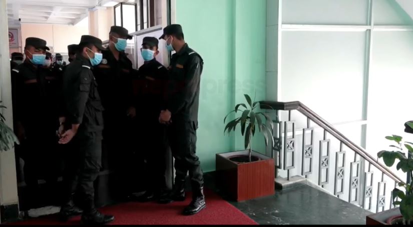 उपमेयरको आदेश विपरित नगर प्रहरीले कार्यालयबाटै थुते प्रशासकीय अधिकृत र कर्मचारी 