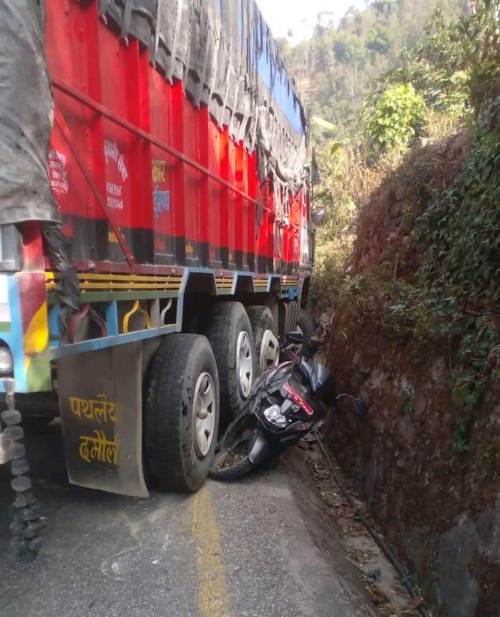 ट्रकको ठक्करपछि लाग्यो मोटरसाइकलमा आगो, चालकको जलेर मृत्यु