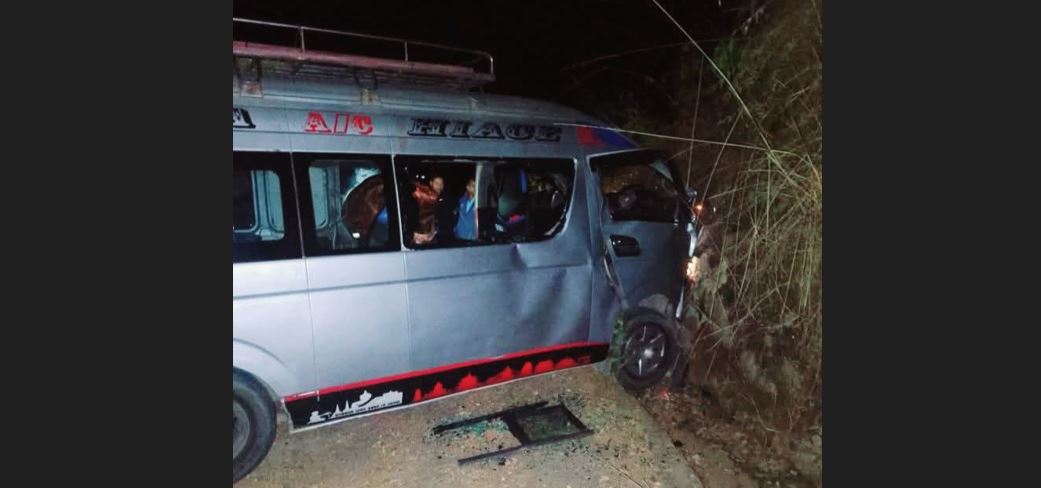 गोरखामा माइक्रोबस दुर्घटना हुँदा १७ जना घाइते