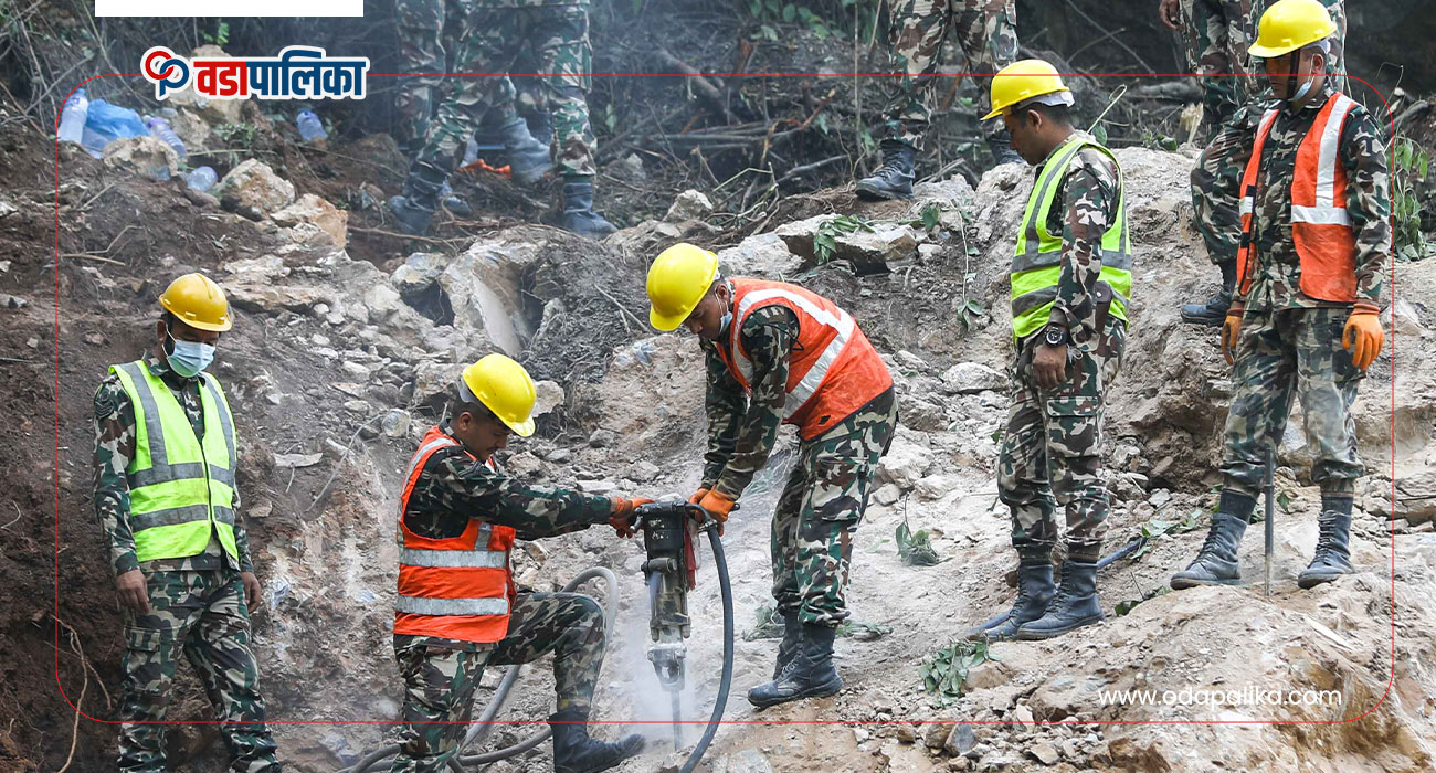 नेपाली सेनाद्वारा ब्लास्टिङ गरी दुई गर्दै सडक खोल्ने