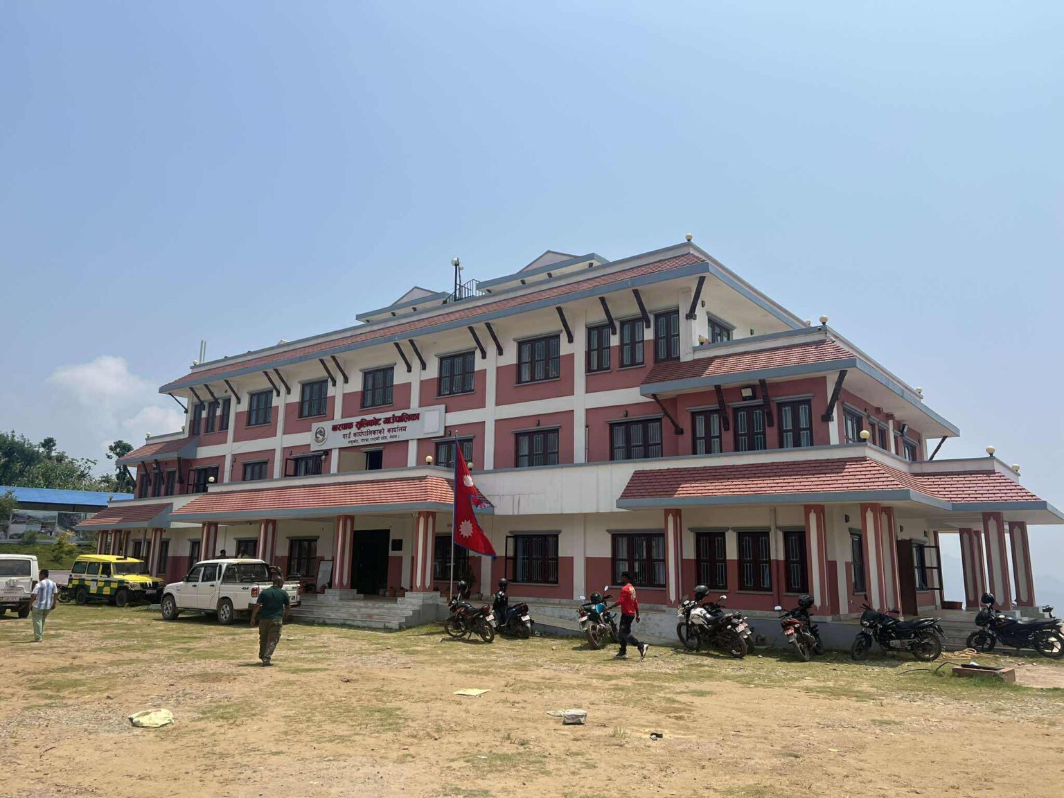 गाउँमा मानिस रित्तिए, पालिकाले सहर झरेरै दिन थाले सेवा