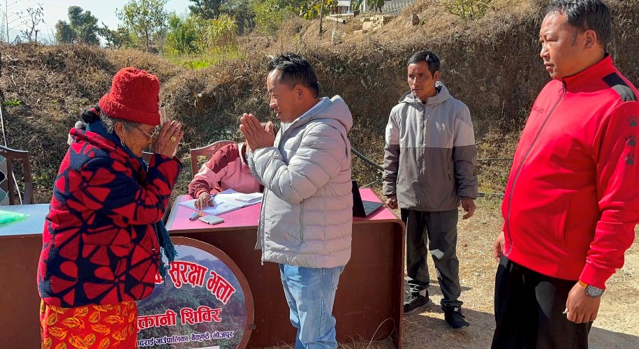 घरदैलो मै पुगेर सामाजिक सुरक्षा भत्ता बाँढ्छ रामप्रसादराई गाउँपालिका