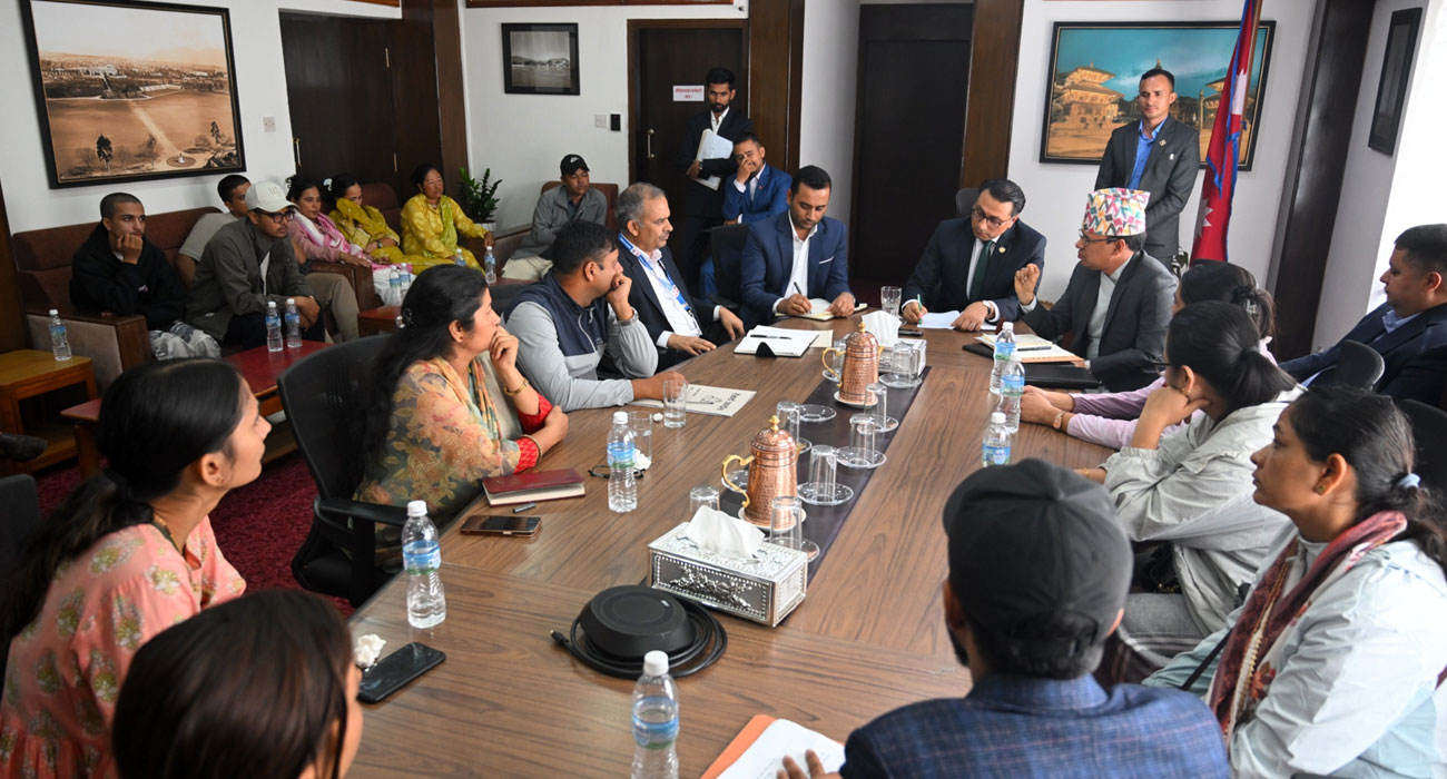 भोटेकोशी बाढीमा पेपत्ता भन्सार कर्मचारीका परिवारलाई अर्थमन्त्रीले भने– एक्लो महसुस नगर्नू