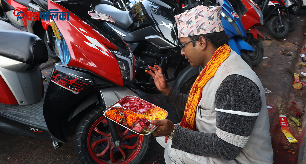 महानवमीमा भद्रकालीमा सवारीसाधनको पूजा गर्नेको भीड
