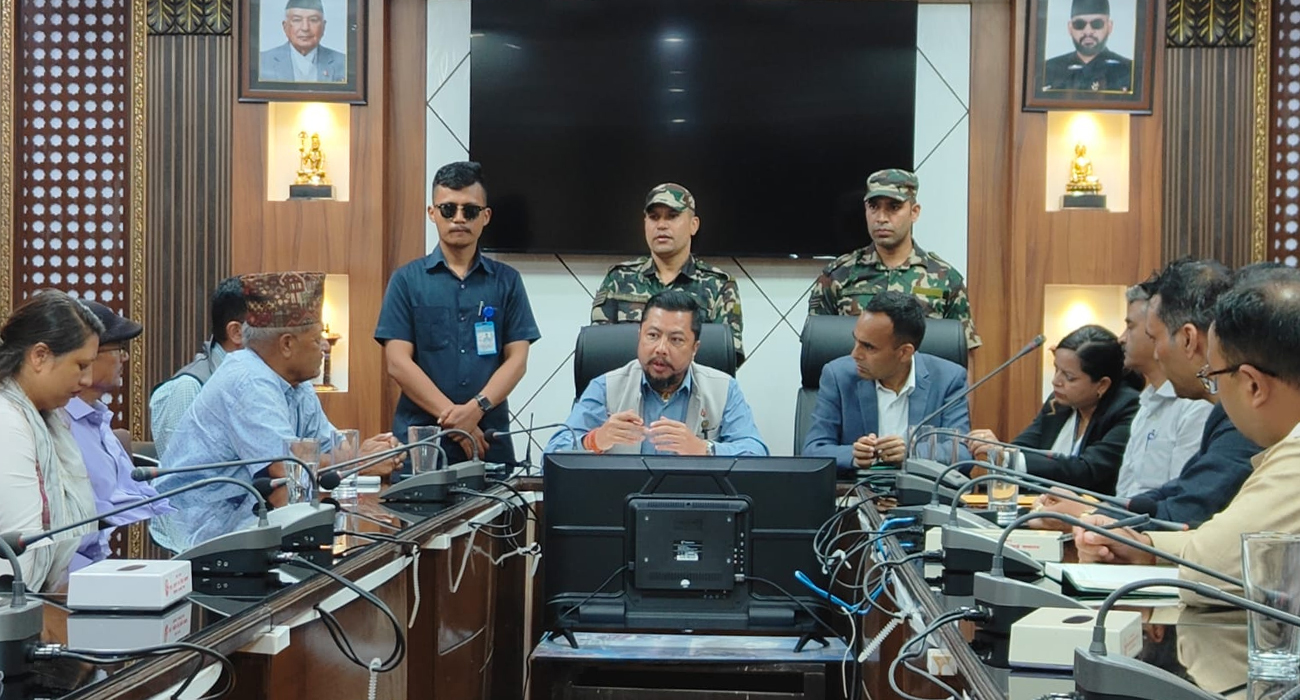 टनेलमा फसेकाहरुको पीडित परिवारलाई ऊर्जामन्त्री श्रेष्ठले भने, 'सरकार तपाइहरुसँगै छ'