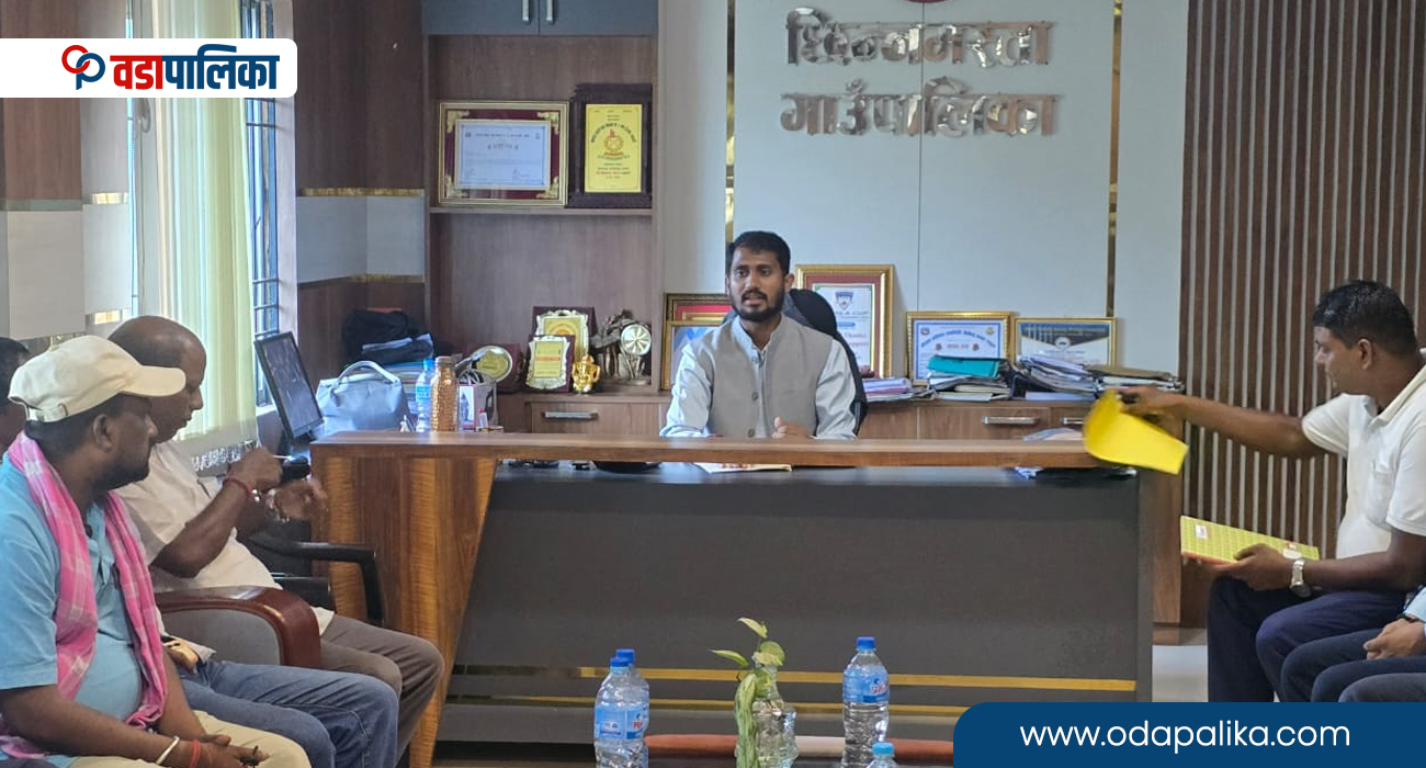 छिन्नमस्ता गाउँपालिकाका जनप्रतिनिधि र कर्मचारीले साढे ५ लाख पुननिर्माण कोषमा जम्मा गर्ने