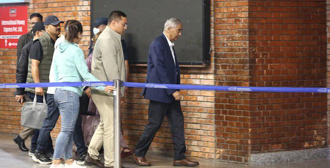 देउवा दम्पती गए सिंगापुर